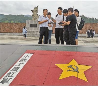 6月26日，湖南郴州桂东县，寨前镇党委书记方会康向记者讲述红军故事。本报记者 何 勇 申智林摄影报道