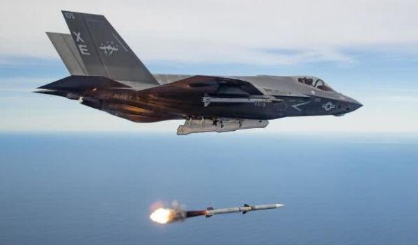  资料图片：美海军F-35C隐身战机试射AIM-120中程空空导弹。（图片来源于网络）