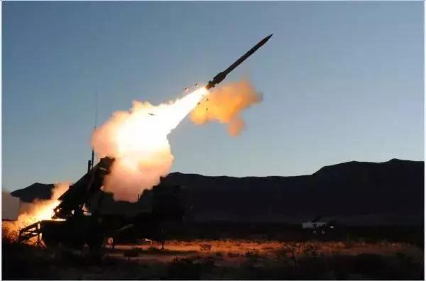 资料图片：美国“爱国者”防空导弹发射瞬间。（图片来源于网络）