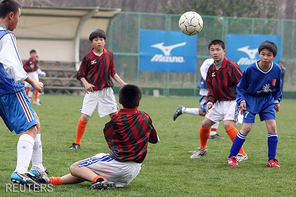 参加足球训练的中国少年