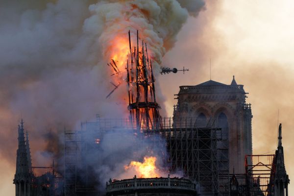 这是4月15日拍摄的法国巴黎圣母院发生火灾的资料照片。（新华社/法新）
