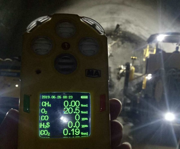 "瓦斯检测仪上显示的数字是代表洞内瓦斯当前的浓度,0%说明目前暂时未