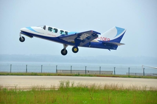 荆门造晨龙天使飞机在荆门漳河机场首飞成功