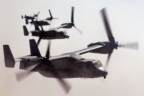 资料图片：美陆战队“鱼鹰”运输机群在阿富汗上空编队巡航。（图片来源于网络）