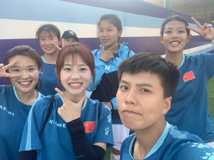 中国大学生女足出征世界大运会 前国青队员熊熙晒合影 手机新浪网