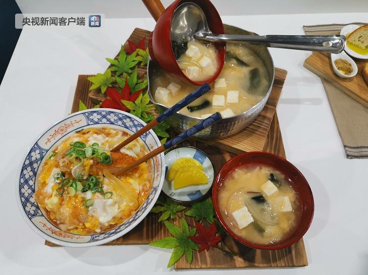 �������ִ��������ۺ��ѷֱ���ٵ��ձ�ʳƷģ�͡�1932�꣬�������������ĵ�����ģ�ͳ�Ϊ�ձ���һ��ʳƷģ�͡��Ӹշ���ʱ�õĺ��죨һ�ֺ�����ȡ�����������ʯ�ࡢʯ�����ϳ���֬���ٵ�PVC�����͡��轺�ȣ����ϵĸ���Ҳ�ý�����������ʳƷģ��Խ�������ˡ������Ӽ������������㣩