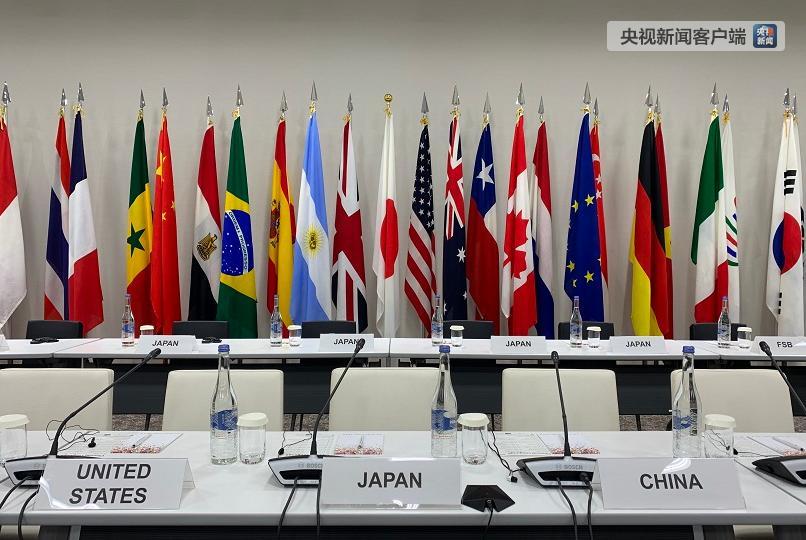 �����죬�������������������Աߵ�ϰ��ƽ��һλ���������ǵ�ʱ����ϯ���á������Ӽ��߶ε������㣩