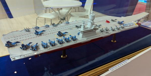 资料图片：俄方此前展出的6万吨级常规航母方案模型。（图片来源于网络）