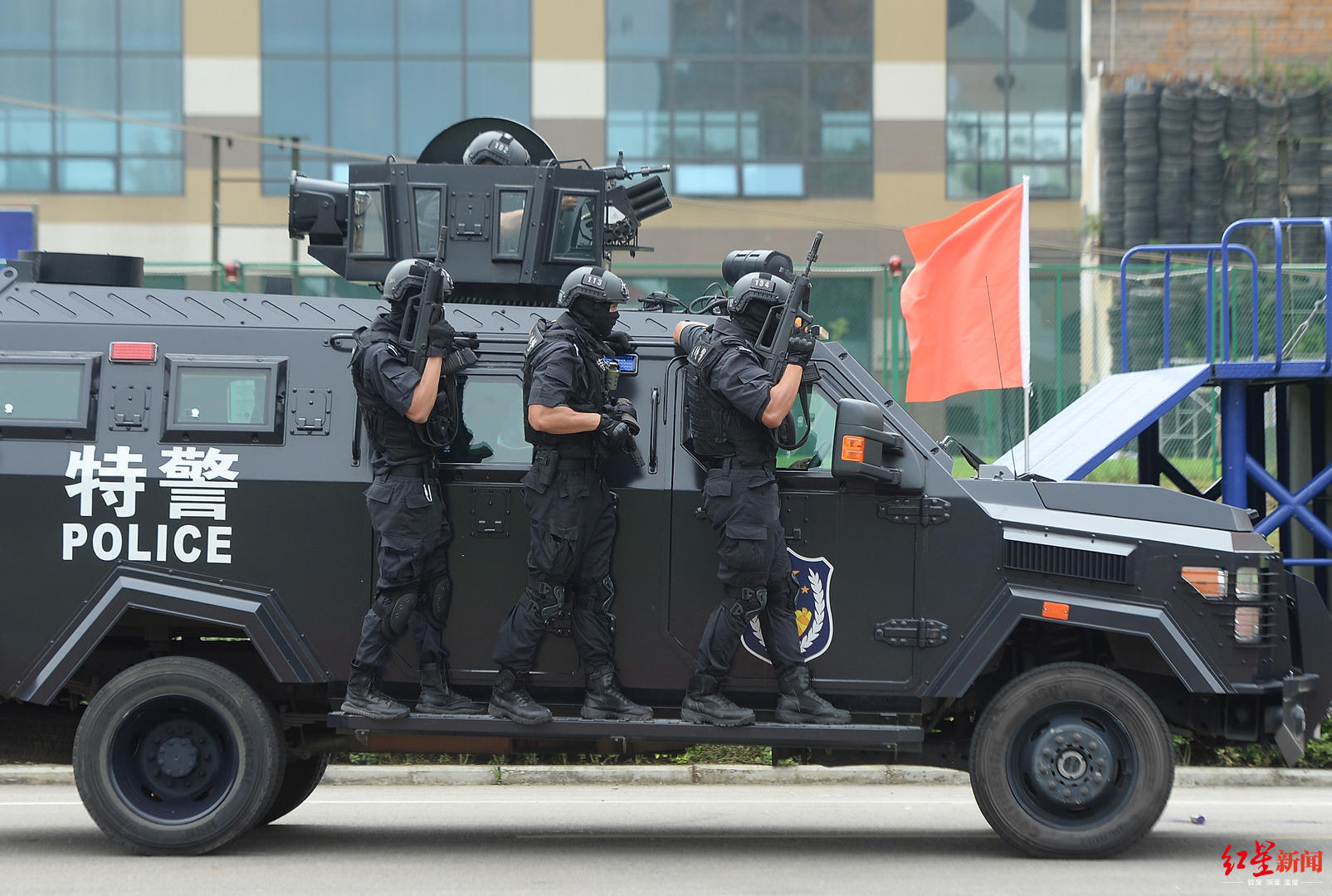 成都上演超千人实弹演练|无人机|特警_新浪新闻