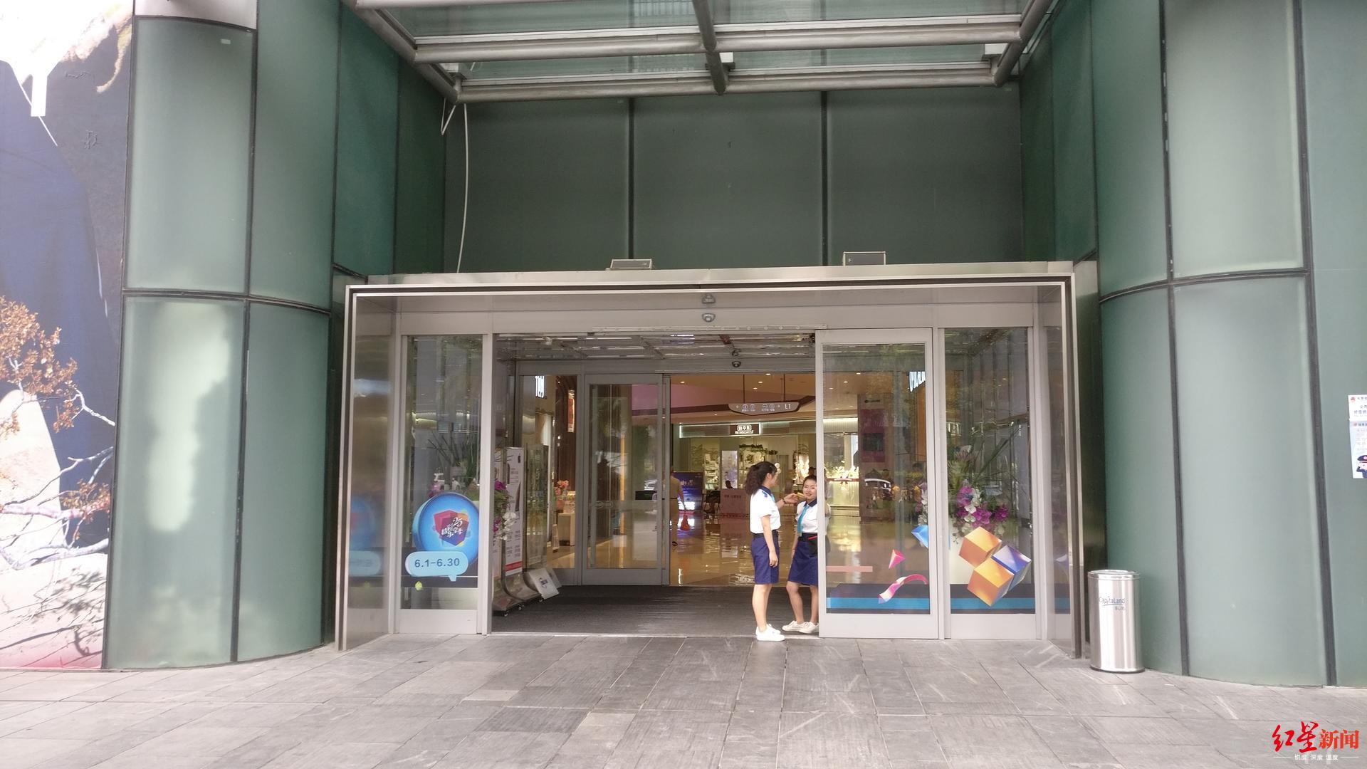 男子深夜驾车冲入凯德天府商场横冲直撞,一名伤者亲述经过,警方已介入