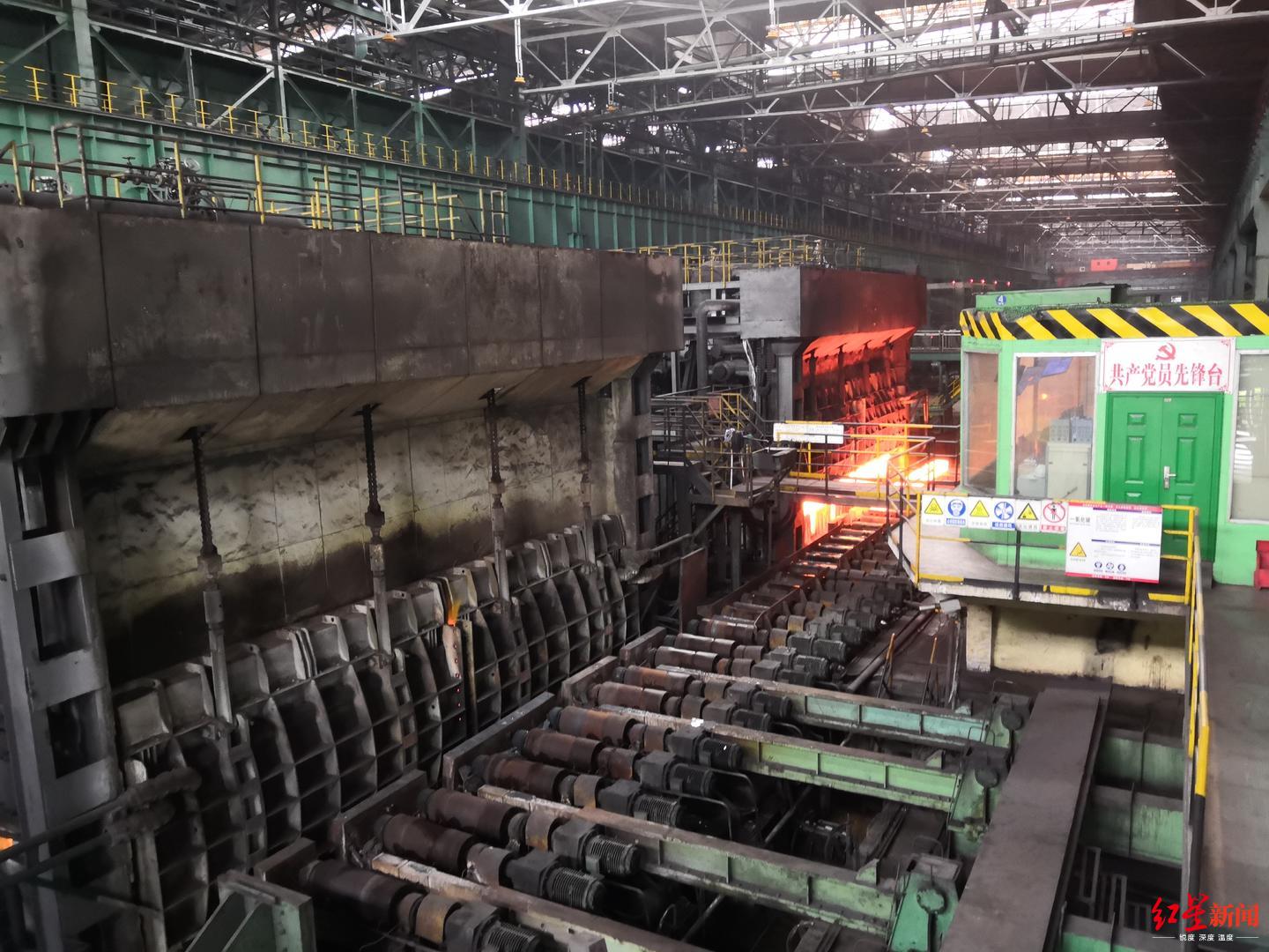 探访攀钢钒轨梁厂7分钟轧成百米钢轨产全国7成高铁钢轨