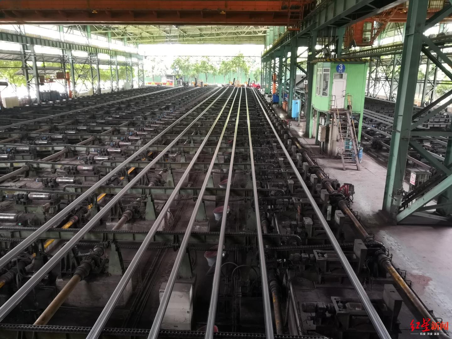 探访攀钢钒轨梁厂7分钟轧成百米钢轨产全国7成高铁钢轨