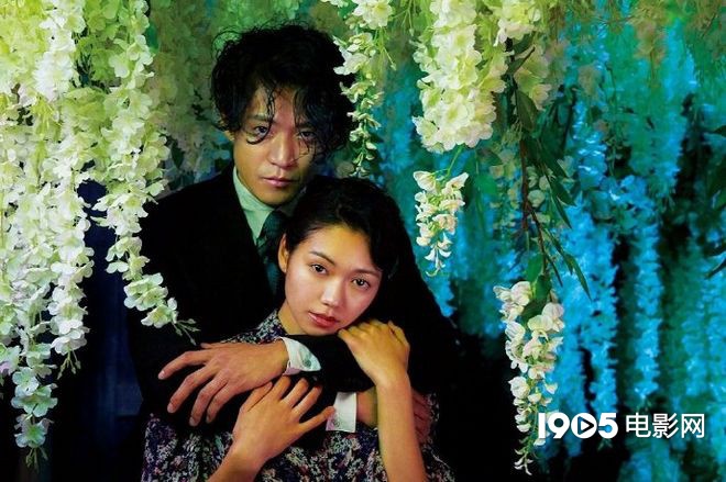小栗旬左拥右抱 蜷川实花 人间失格 曝新剧照 手机新浪网
