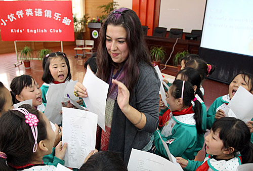 墨西哥留學(xué)生在教上海文匯小學(xué)的學(xué)生朗讀英語。（新華社）