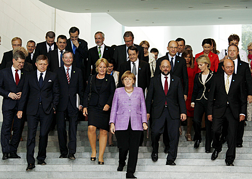 欧盟就解决青年失业问题在柏林举行特别峰会。（新华社）