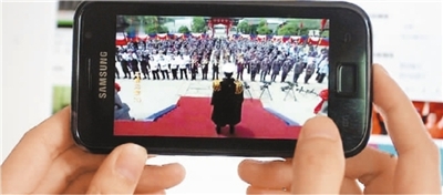 1561928463845593.jpg 在江苏南通,一位市民正在观看网络视频节目。 资料图片