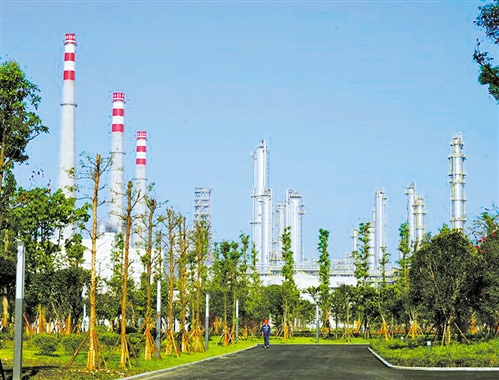 中国石油集团四川石化花园式厂区. 单忠健摄(中经视觉)