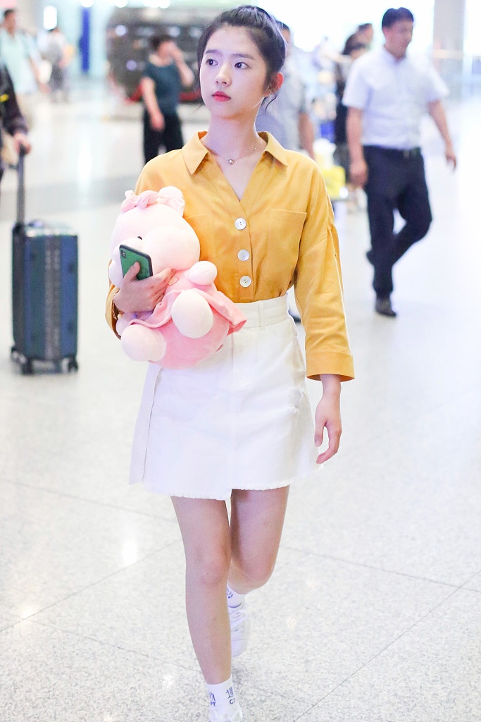 女版刘昊然何蓝逗穿黄色上衣少女感十足