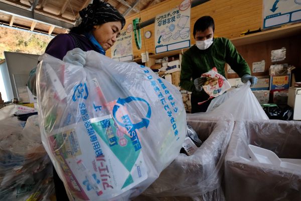 资料图片:3月14日,在日本德岛县上胜町的垃圾处理中心,工人们整理垃圾。2013年9月,上胜町通过了“零浪费宣言”,提出在2020年之前实现零垃圾排放,尽最大努力消除焚烧和填埋的垃圾,建设不会产生垃圾的社会。(新华社/法新社)