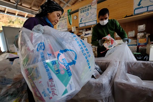 资料图片：3月14日，在日本德岛县上胜町的垃圾处理中心，工人们整理垃圾。2013年9月，上胜町通过了“零浪费宣言”，提出在2020年之前实现零垃圾排放，尽最大努力消除焚烧和填埋的垃圾，建设不会产生垃圾的社会。（新华社/法新社）