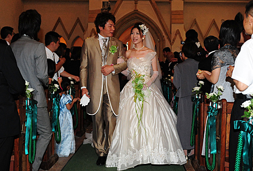 资料图片:在日本栃木县那须町,新人在集体婚礼仪式上。(新华社)