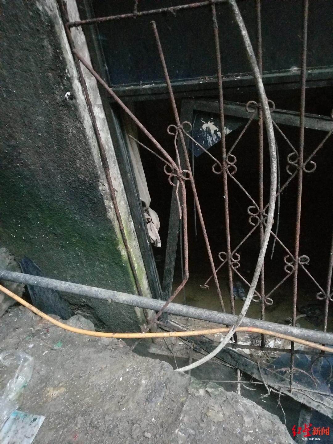 房屋后墻窗戶玻璃被打破