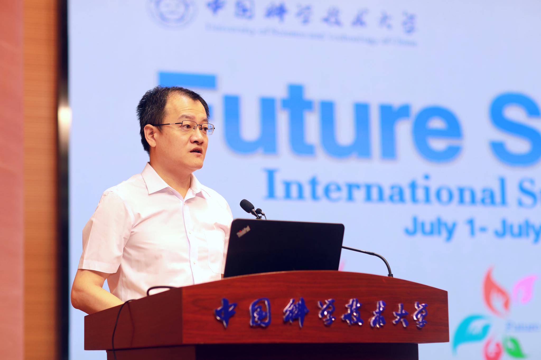 杜江峰对本次国际夏令营的顺利启动表示热烈祝贺,他简要介绍了"未来