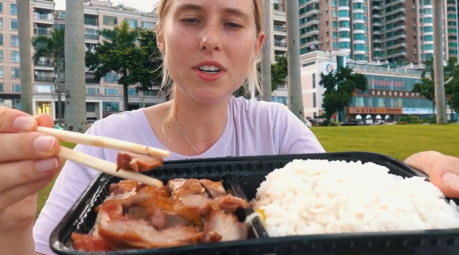 （Amy向粉丝推荐最爱的叉烧拼烧鸭饭，视频截图。）
