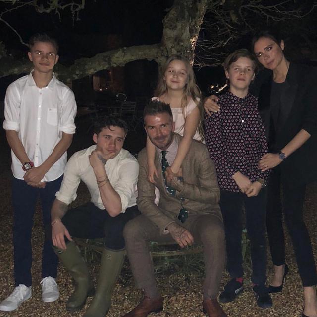 贝克汉姆结婚20周年获祝福!3哥盗图遭调侃,小