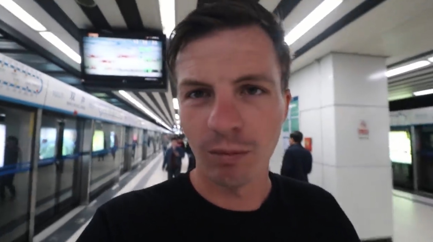 （Jordan搭乘北京地铁，视频截图。）