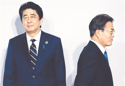 图为G20峰会上,安倍晋三与文在寅握手后各自离开。   (据韩国《中央日报》)