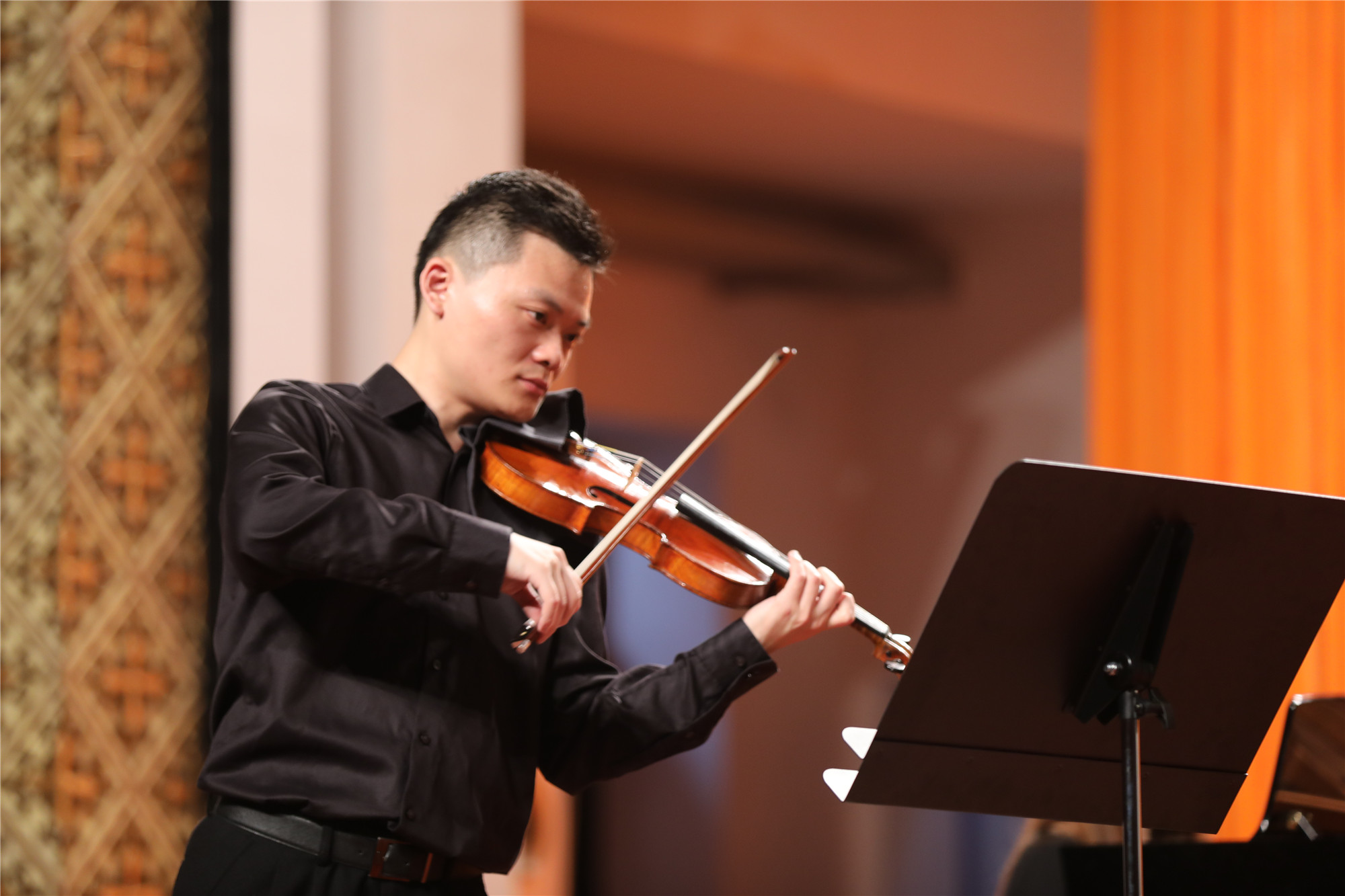 旅美小提琴家周雨平独奏音乐会在我校大礼堂举行图文