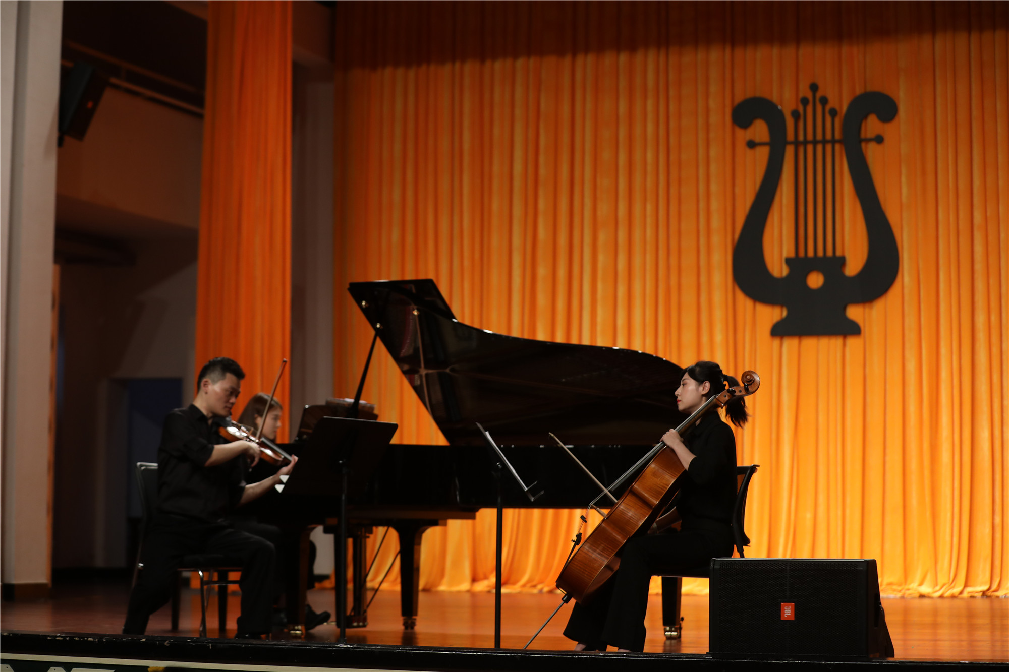 旅美小提琴家周雨平独奏音乐会在我校大礼堂举行图文