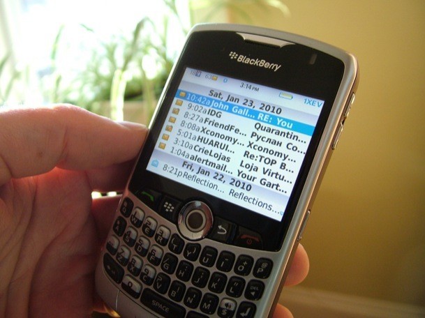 据说成功人士最喜欢黑莓手机的功能是：处理邮件？