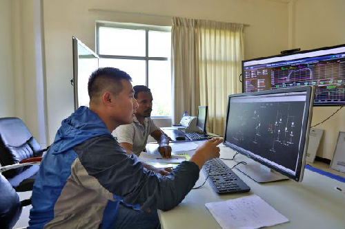 中国企业正助力埃塞俄比亚电网升级改造。图为阿达马市电网控制中心的中国工作人员在指导当地员工。（王腾 摄）