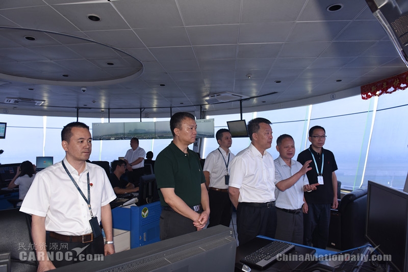 图:民航局空管局车进军局长赴民航浙江空管分局运行一线慰问并指导
