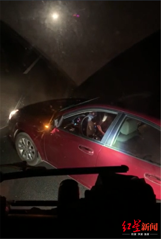 四川雅安男子驾车碰瓷大货车被揭穿后求助交警反被送进派出所