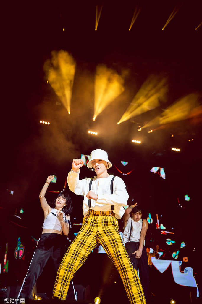 张艺兴连续唱跳19首歌无停歇 致敬迈克尔·杰克逊气场炸裂