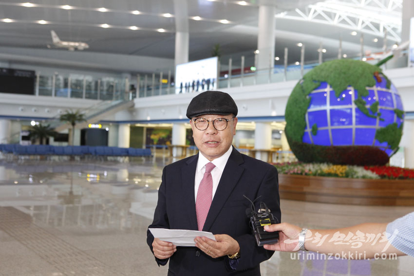 7月6日，在平壤顺安机场，崔仁国发表抵朝感言。 本文图自“由我们民族自己”
