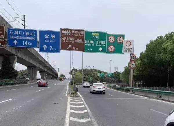 还有网友表示,不止一个上匝道口,宝山s20蕴川路上匝道也有"摩托车禁行