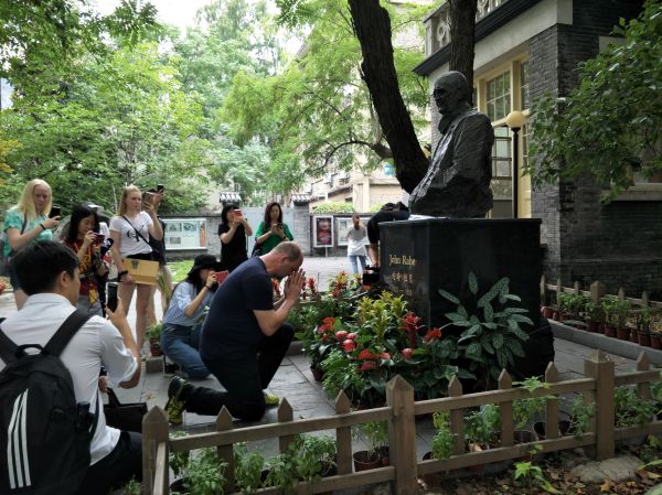 克里斯托夫·赖因哈特在拉贝故居看到约翰·拉贝的雕像时,情不自禁