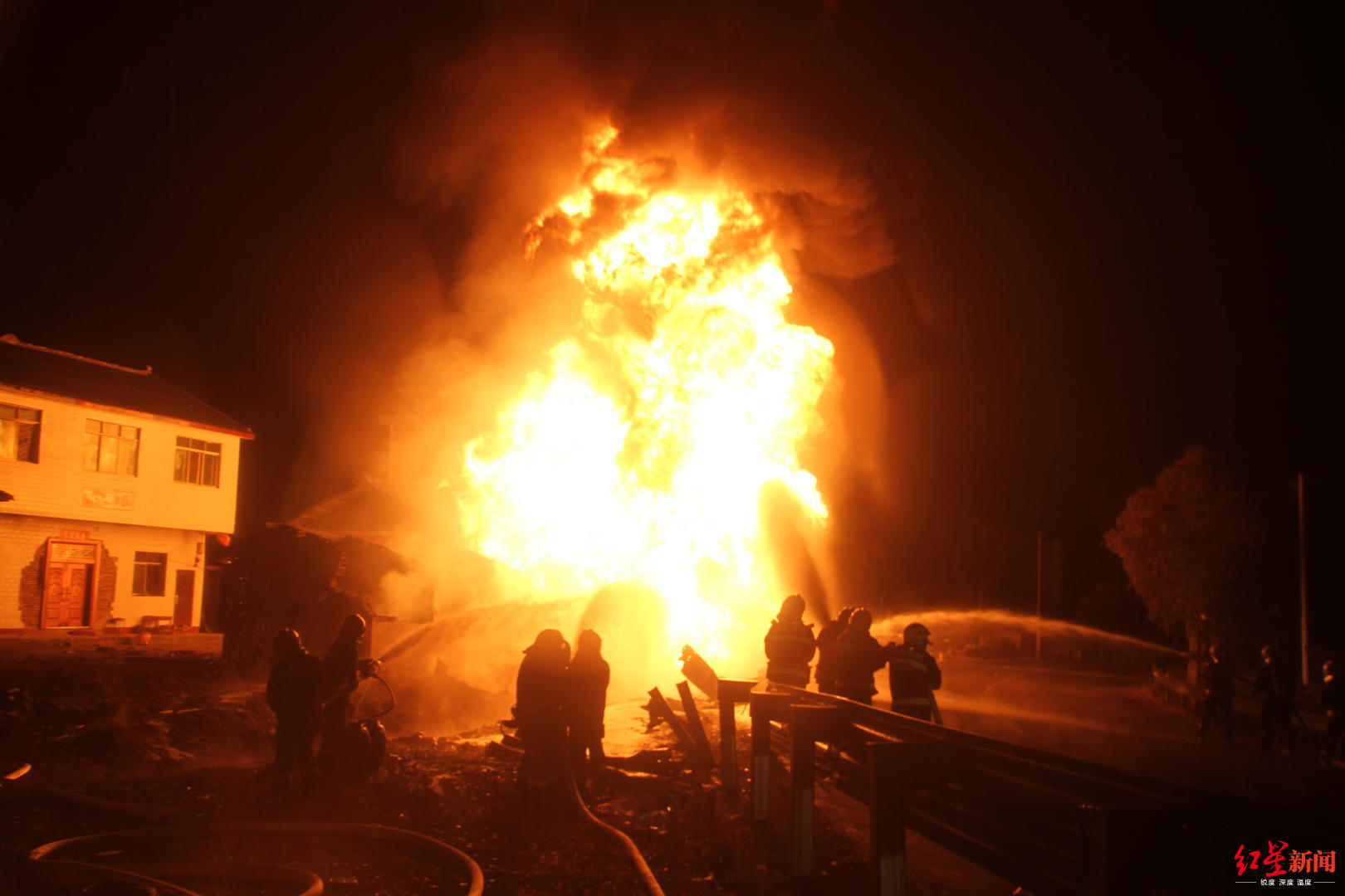 四川广元一辆32吨油罐车侧翻爆炸起火致2人受伤