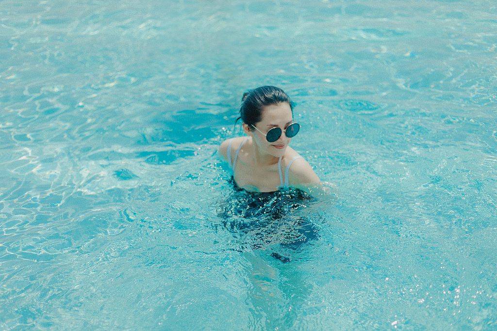 许晴不愧是冻龄女神清凉泳装照曝光从小美到大