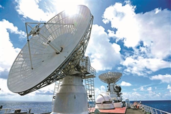 远望3号船海上测控的雷达天线(6月23日摄).