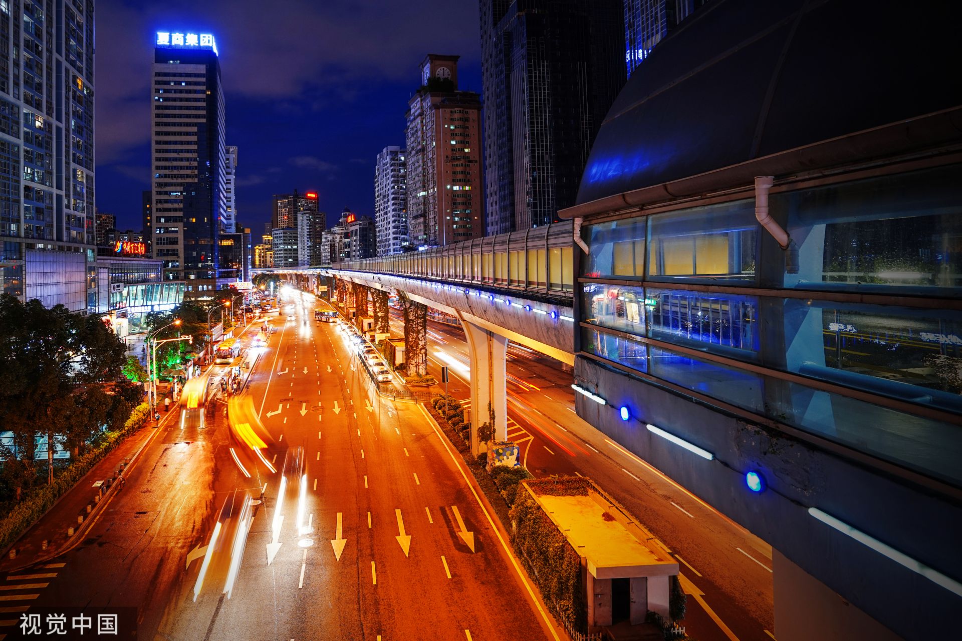  厦门火车站的（快速公交）BRT站，快速公交道穿城而过（视觉中国）