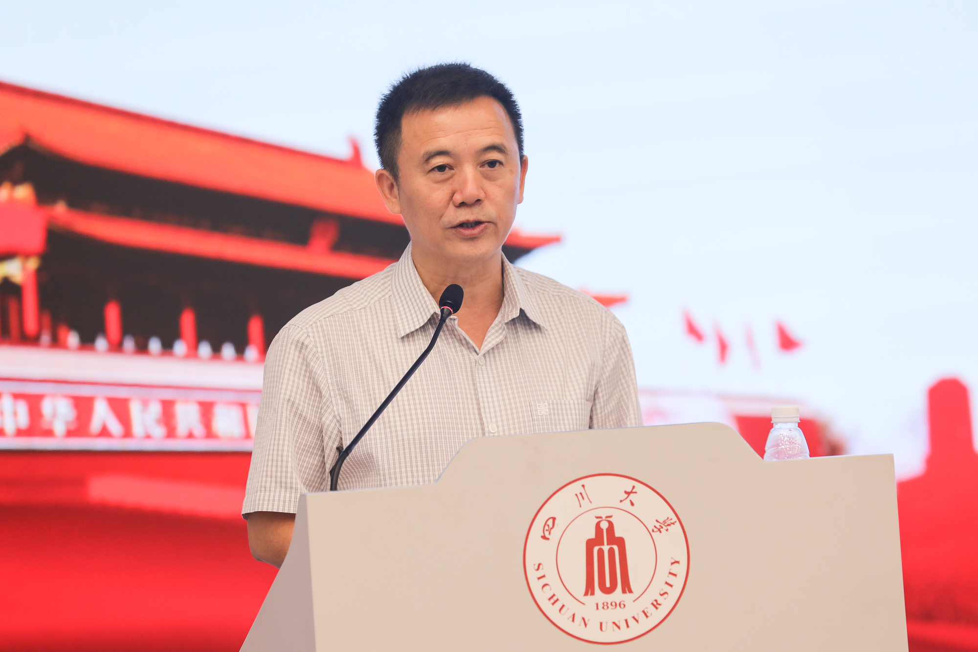 四川大学第二十一届研究生支教团代表何强,"健康扶贫青春行"实践团