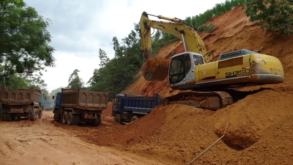 广西炙热与风雨中的坚守容县杨梅镇与石寨镇交界处浊水河路段因地质