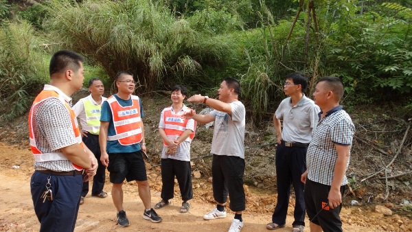 广西炙热与风雨中的坚守容县杨梅镇与石寨镇交界处浊水河路段因地质