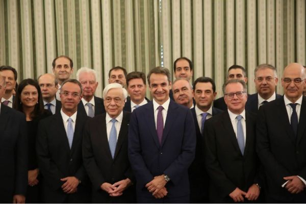 希腊新内阁9日集体亮相（美联社）