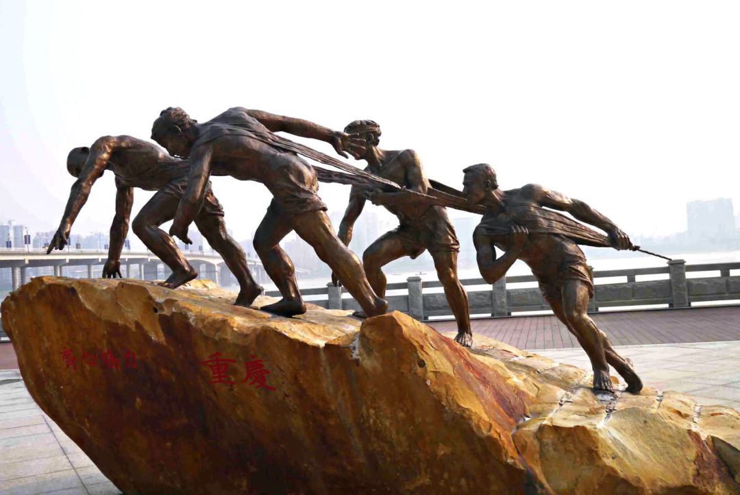 把重庆人的团结精神,在重庆的长江岸边,明星们深入古老纤夫的实际生活